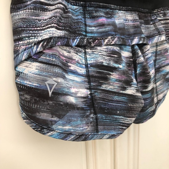 SIZE 6 - Ivivva by Lululemon girls lined shorts - Picture 4 of 10